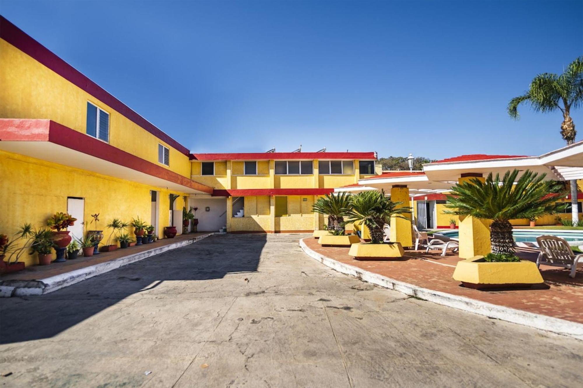 Отель Capital O Colon, Ciudad Guzman Jalisco Экстерьер фото